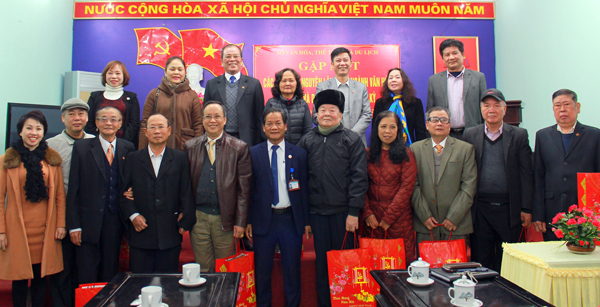 Tặng quà các đồng chí nguyên lãnh đạo ngành văn hoá TT&DL qua các thời kỳ.