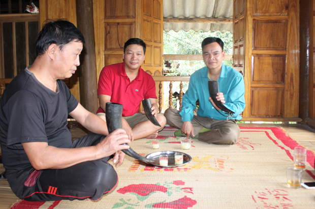 Tập tục uống rượu bằng sừng trâu của người La Chí được lưu truyền qua nhiều thế hệ.