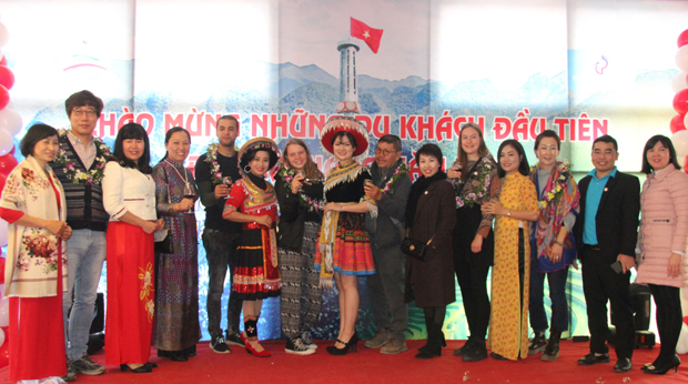 Lãnh đạo Sở Văn hóa, Thể thao và Du lịch với Đoàn khách du lịch đầu tiên đến Hà Giang năm 2019.                                                 Ảnh: VĂN LONG
