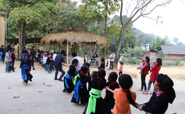 Thầy và trò Trường PTDTBT Tiểu học - THCS xã Bản Máy chơi trò kéo co trong giờ ngoại khóa.