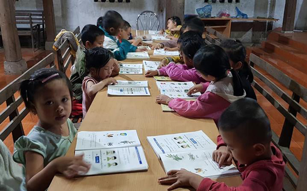 Các em học sinh tại lớp học miễn phí.