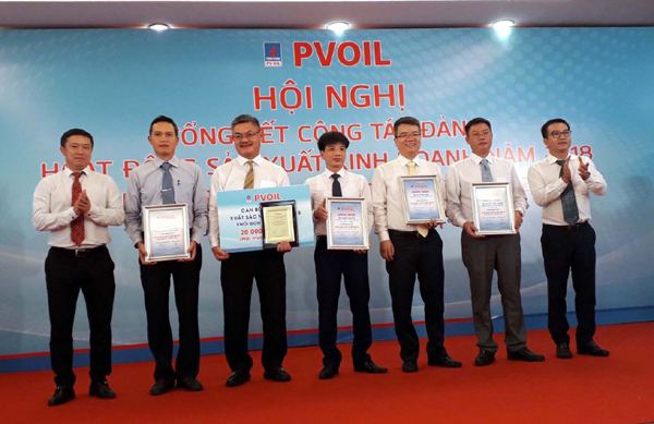 Giám đốc PVOIL Hà Giang, Đỗ Khắc Cường được trao thưởng Top 5 lãnh đạo xuất sắc nhất của Tổng Công ty năm 2018