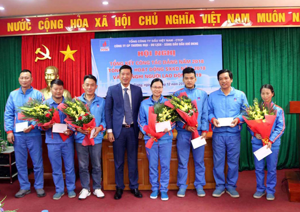 Lãnh đạo Tổng công ty tặng giấy khen cho các tập thể hoàn thành tốt nhiệm vụ sản xuất kinh doanh năm 2018.
