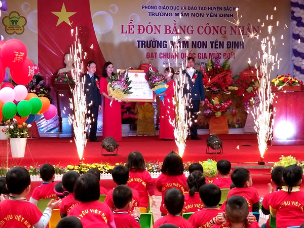 Lãnh đạo Sở GD&ĐT, UBND huyện Bắc Mê trao Bằng Công nhận cho nhà trường.