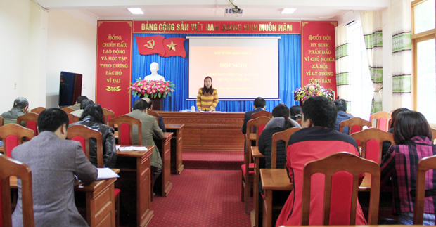 Đồng chí Đặng Ai Xoan, Phó trưởng Ban Tuyên giáo Tỉnh ủy phát biểu tại hội nghị.