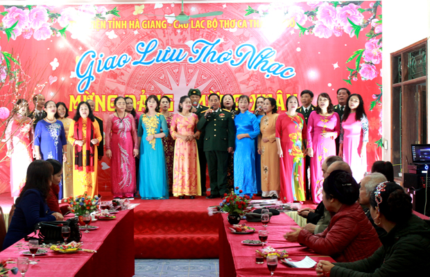 Một số tiết mục thơ, ca tại đêm giao lưu.