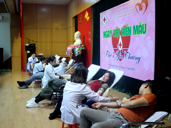Các tình nguyện viên tham gia hiến máu tại Ngày hội. 