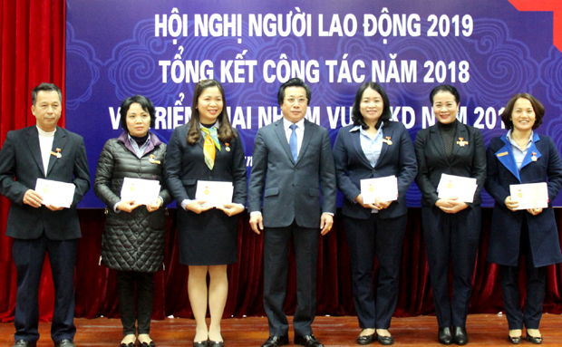 Lãnh đạo Ngân hàng Nhà nước Chi nhánh tỉnh Hà Giang trao Kỷ niệm chương Vì sự nghiệp Ngân hàng Việt Nam cho các cá nhân.