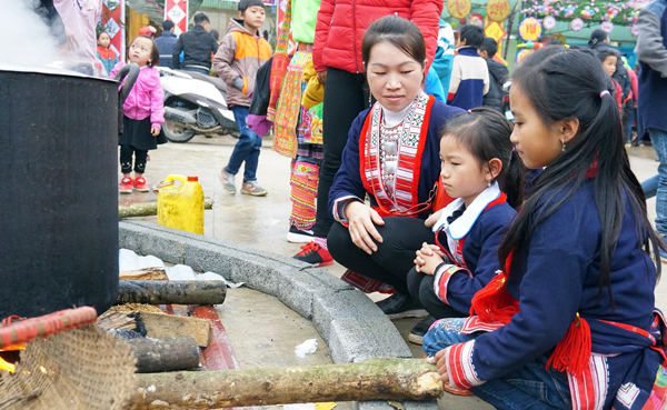 Các học sinh cùng nấu bánh chưng