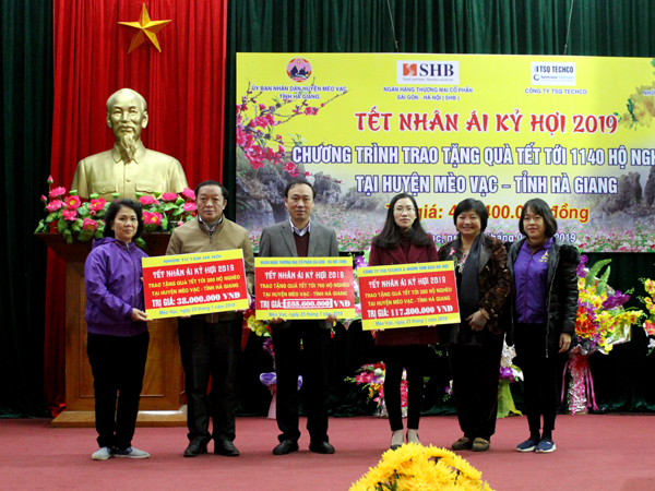 Đoàn từ thiện trao biển tượng trưng cho các đồng chí Lãnh đạo huyện Mèo Vạc và quà Tết cho hộ nghèo.
