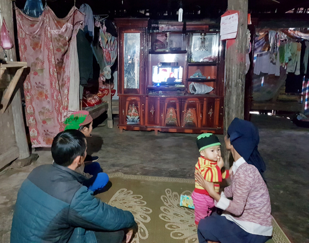 Gia đình chị Mùng Thị Chộm, thôn Bản Sương đã mua ti vi để nắm bắt thông tin thời sự và học tập kinh nghiệm sản xuất, chăn nuôi.