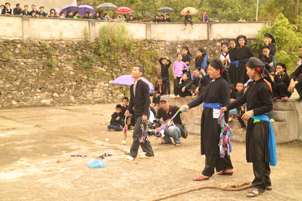 Bà con tham gia trò chơi dân gian trong Lễ hội Hoàng Vần Thùng.