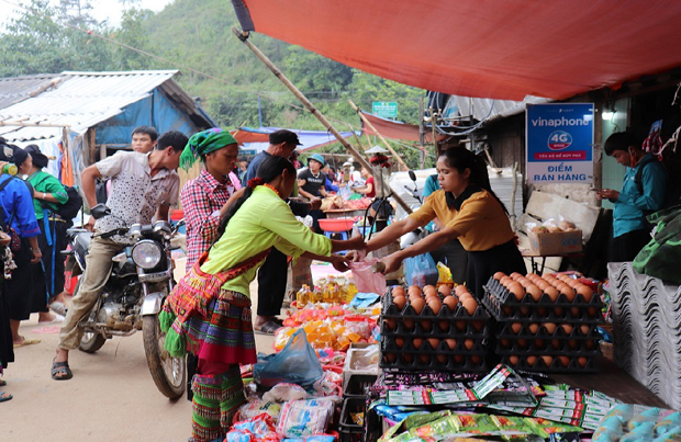 Bà con xã Thàng Tín và Pố Lồ mua hàng ở chợ phiên.