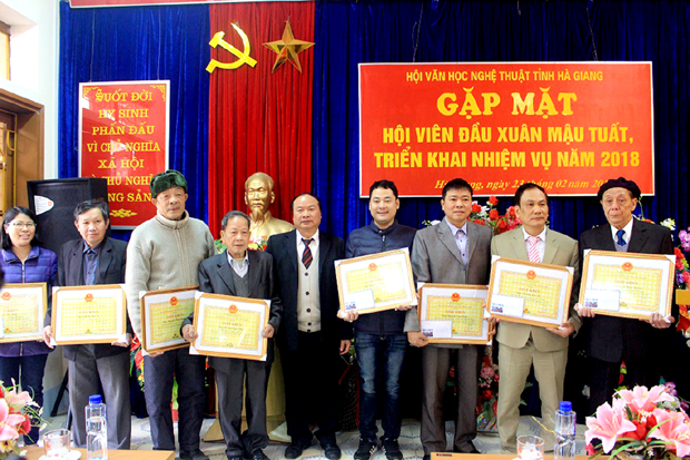 Lãnh đạo các phòng, ban và Hội VHNT thành phố Hà Giang tặng hoa chúc mừng 3 tác giả thơ: Hoàng Lực Ân, Vũ Hồng Thanh và Xuân Tư - những người có đóng góp trong lĩnh vực sáng tác văn học.                    Ảnh: THANH THỦY