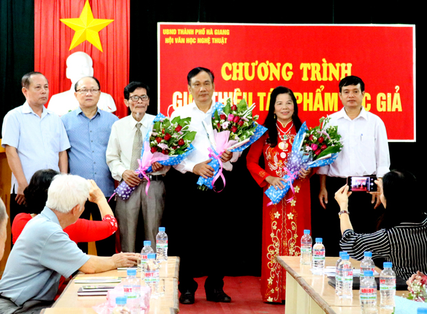Lãnh đạo các phòng, ban và Hội VHNT thành phố Hà Giang tặng hoa chúc mừng 3 tác giả thơ: Hoàng Lực Ân, Vũ Hồng Thanh và Xuân Tư - những người có đóng góp trong lĩnh vực sáng tác văn học.  		Ảnh: THANH THỦY