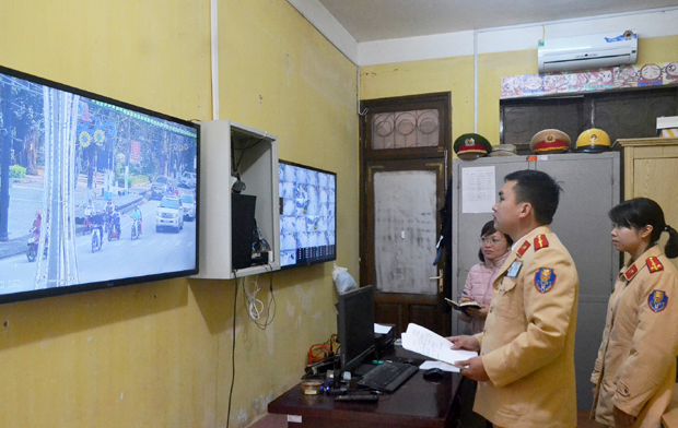 Công an thành phố Hà Giang giám sát các tuyến đường thông qua hệ thống camera