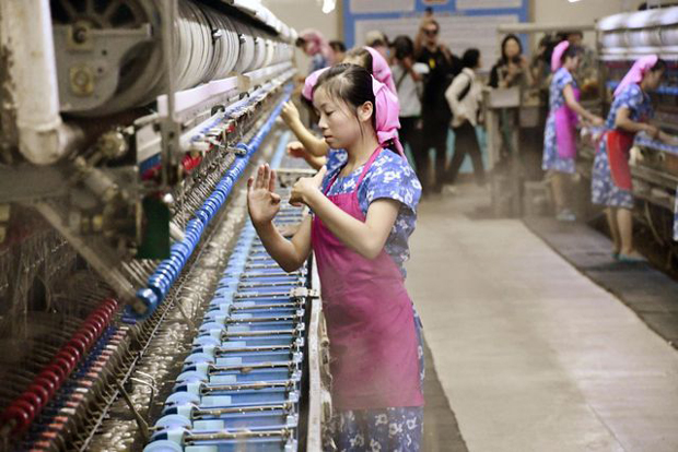 Các công nhân làm việc trong nhà máy tại Triều Tiên.