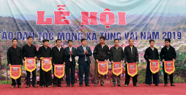 Lãnh đạo xã Tùng Vài trao cờ lưu niệm cho các đội thi 