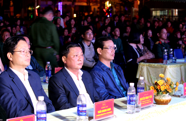 Bí thư Tỉnh ủy Triệu Tài Vinh và các đại biểu tham dự Khai mạc Lễ hội hoa Đào huyện Mèo Vạc năm 2019.