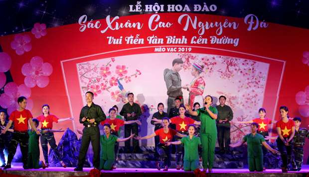 Chương trình nghệ thuật với chủ đề “Tiếp bước dưới quân kỳ” khích lệ các tân binh lên đường nhập ngũ.