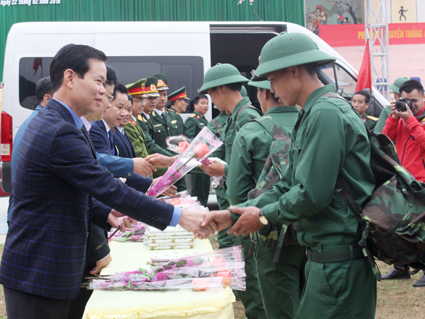 Bí thư Tỉnh ủy Triệu Tài Vinh và lãnh đạo huyện Mèo Vạc trao hoa, quà và động viên các tân binh lên đường nhập ngũ.