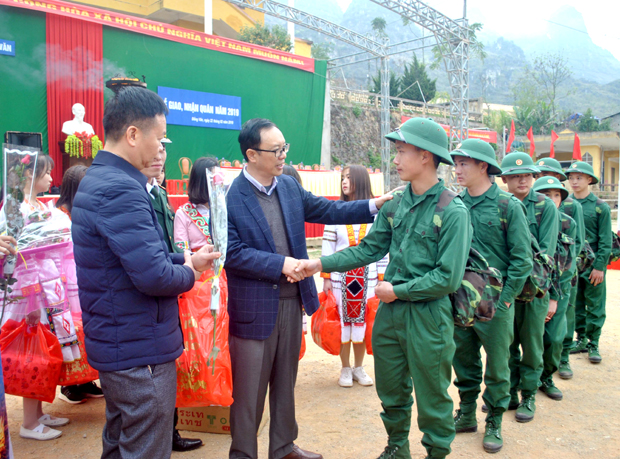 Đồng chí Thào Hồng Sơn, Phó Bí thư Thường trực Tỉnh ủy, Chủ tịch HĐND tỉnh tặng quà, động viên các tân binh trước khi lên đường nhập ngũ.