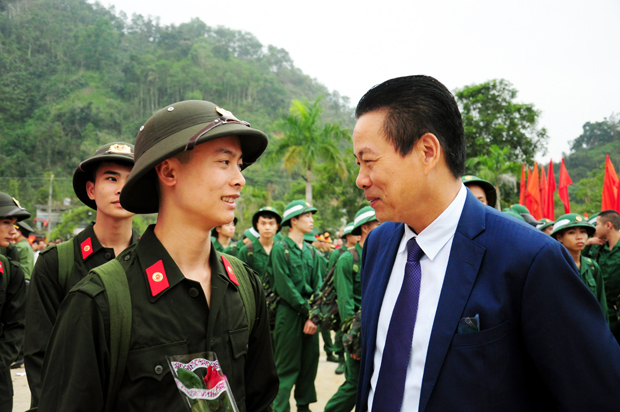 Phó Bí thư Tỉnh uỷ, Chủ tịch UBND tỉnh Hà Giang, Nguyễn Văn Sơn tặng hoa, động viên các tân binh lên đường làm nghĩa vụ quân sự.