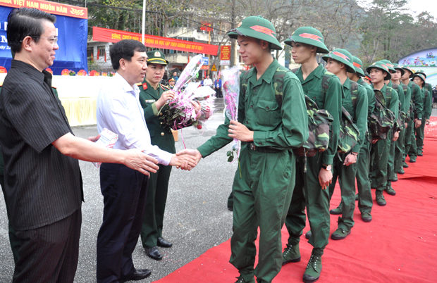 Phó Bí thư Tỉnh ủy Nguyễn Mạnh Dũng thăm hỏi, động viên các tân binh trước khi lên đường nhập ngũ.