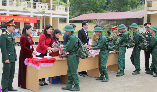 Đồng chí Chúng Thị Chiên, Phó Chủ tịch Thường trực HĐND tỉnh cùng các đồng chí lãnh đạo huyện Bắc Mê tặng hoa và quà động viên các tân binh.