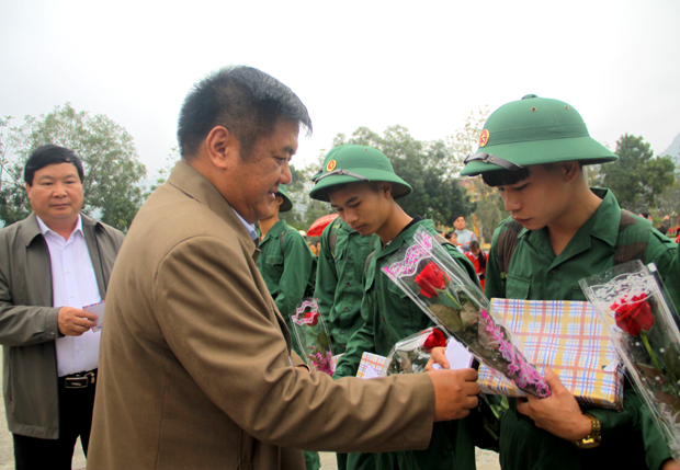 Đồng chí Hầu Văn Lý, Ủy viên BTV Tỉnh ủy, Giám đốc Công an tỉnh tặng hoa, tiễn chân các tân binh.