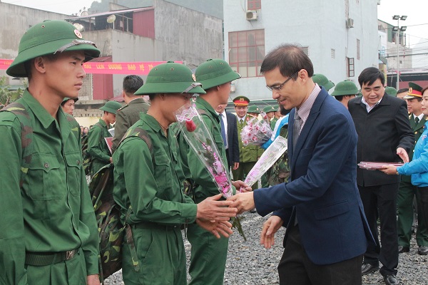 Đồng chí Trần Xuân Thủy, Tỉnh ủy viên - Chủ tịch Hội Nông dân tỉnh cùng các đại biểu tặng hoa, quà cho các đồng chí tân binh lên đường nhập ngũ.