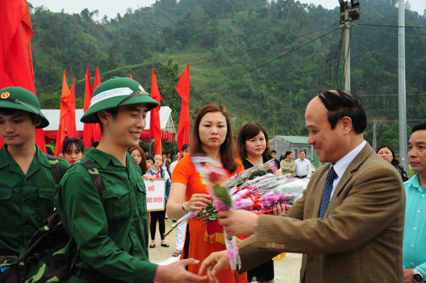 Chủ nhiệm Cơ quan UBKT - Thanh tra tỉnh, Lê Quang Minh tặng hoa, động viên các tân binh lên đường nhập ngũ. ảnh: Nguyễn Hùng