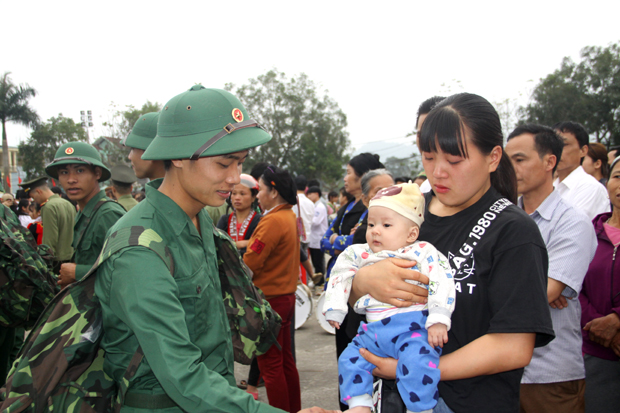 Người thân, gia đình không khỏi xúc động khi chồng, con em mình lên đường thực hiện nghĩa vụ thiêng liêng bảo vệ Tổ quốc. Ảnh: Mộc Lan