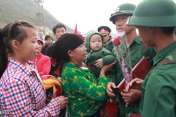 Bạn bè, người thân tiễn các tân binh lên đường nhập ngũ. ảnh: Vương Mai