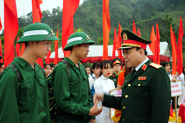 Thiếu Tướng Hoàng Ngọc Dũng, Phó Tư lệnh Quân khu 2 động viên các tân binh lên đường nhập ngũ. Ảnh: Nguyễn Hùng