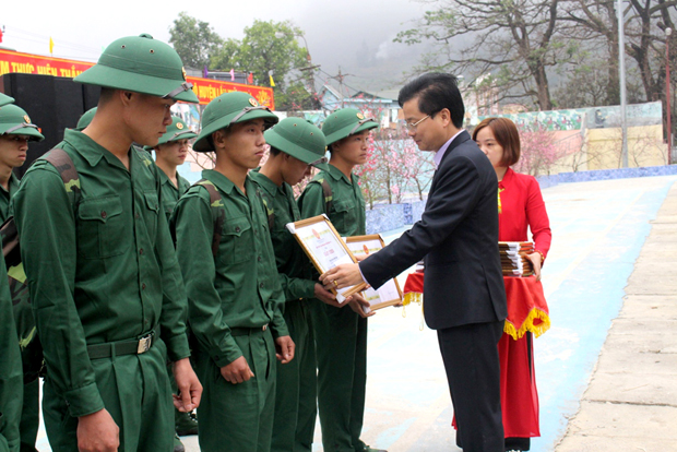 Lãnh đạo huyện Mèo Vạc khen thưởng cho các tân binh viết đơn tình nguyện nhập ngũ. Ảnh: Nguyễn Phương