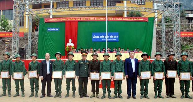 Lãnh đạo huyện Đồng Văn tặng Giấy khen cho các tân binh tình nguyện viết đơn xung phong tham gia nghĩa vụ quân sự năm 2019. Ảnh: Hoàng Ngọc