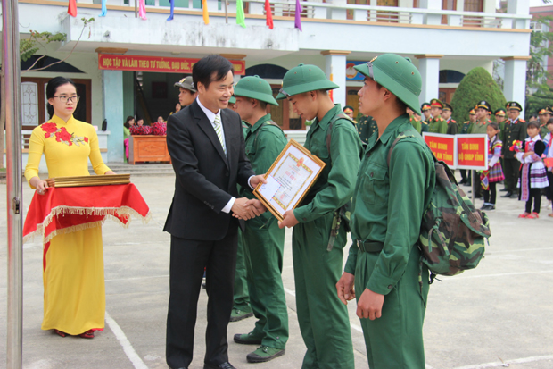 Chủ tịch UBND huyện Xín Mần tặng Giấy khen cho các tân binh có đơn tình nguyện tham gia nghĩa vụ quân sự năm 2019. Ảnh: Văn Long