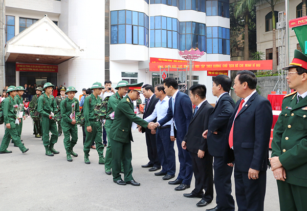 Phó Chủ tịch HĐND tỉnh Hoàng Văn Vịnh cùng lãnh đạo huyện Hoàng Su Phì tặng quà, động viên các tân binh lên đường nhập ngũ năm 2019.