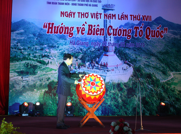 Phó Chủ tịch UBND tỉnh Trần Đức Qúy tỉnh đánh trống khai hội ngày thơ