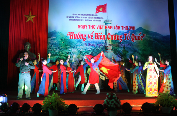 Một tiết mục văn nghệ trong đêm giao lưu thơ, nhạc