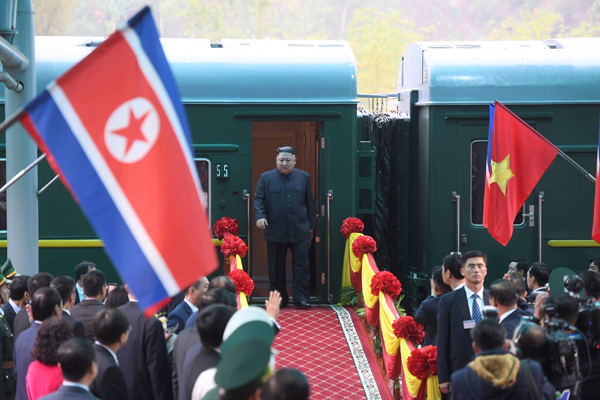 Chủ tịch Kim Jong-un xuống tàu trong sự chào đón của lãnh đạo, người dân Việt Nam.