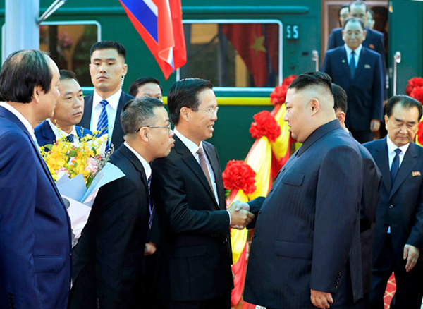 Đồng chí Võ Văn Thưởng, đồng chí Mai Tiến Dũng đón Chủ tịch Triều Tiên Kim Jong-un.