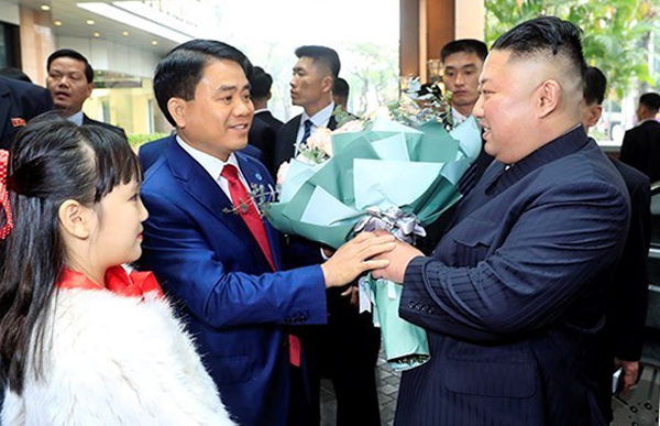 Chủ tịch UBND TP Hà Nội Nguyễn Đức Chung đón , tặng hoa chào mừng Chủ tịch Triều Tiên Kim Jong-un, tại khách sạn Melia.