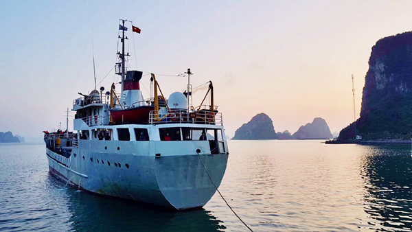 Tàu HQ-634 chuẩn bị rời bến cảng thành phố Hạ Long (Quảng Ninh) mang theo quà và tình cảm từ đất liền ra đảo Bạch Long Vĩ trong dịp Tết Nguyên đán Kỷ Hợi. Ảnh: ĐẶNG KIM