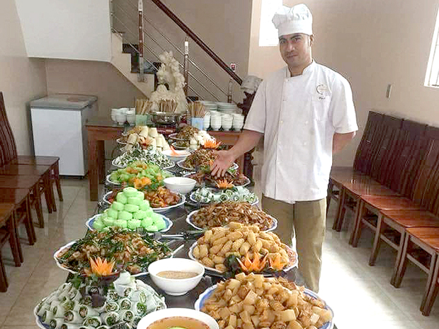 Đầu bếp Tô Mạnh Hào và các món chay.