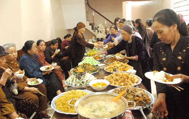 Một góc tiệc buffet nhà hàng Hương Sen chiêu đãi các phật tử.