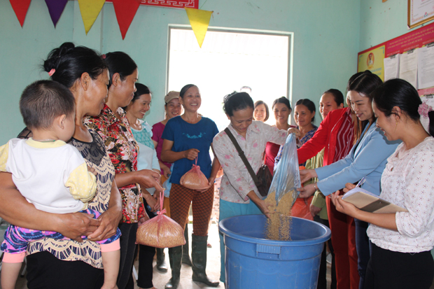 Hội viên Chi hội Phụ nữ thôn Tân An, thị trấn Yên Bình góp thóc, duy trì “Kho thóc tình thương”.