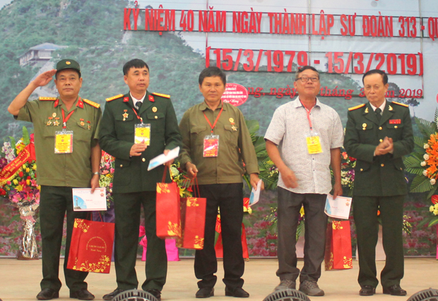 Đại diện Hội Cựu quân nhân Sư đoàn 313 toàn quốc tặng quà cho các thương binh, gia đình Liệt sĩ.