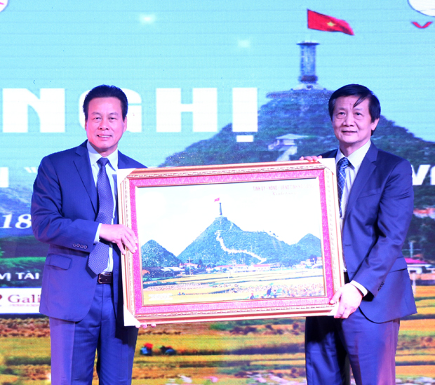 Chủ tịch UBND tỉnh Nguyễn Văn Sơn tặng UBND tỉnh Khánh Hòa bức tranh Cột cờ Lũng Cú.